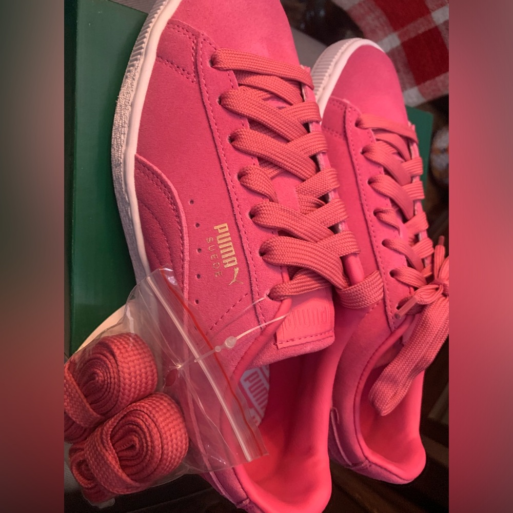 NWT Women’s Puma Classic Suede Sneakers Pink Size 6.5